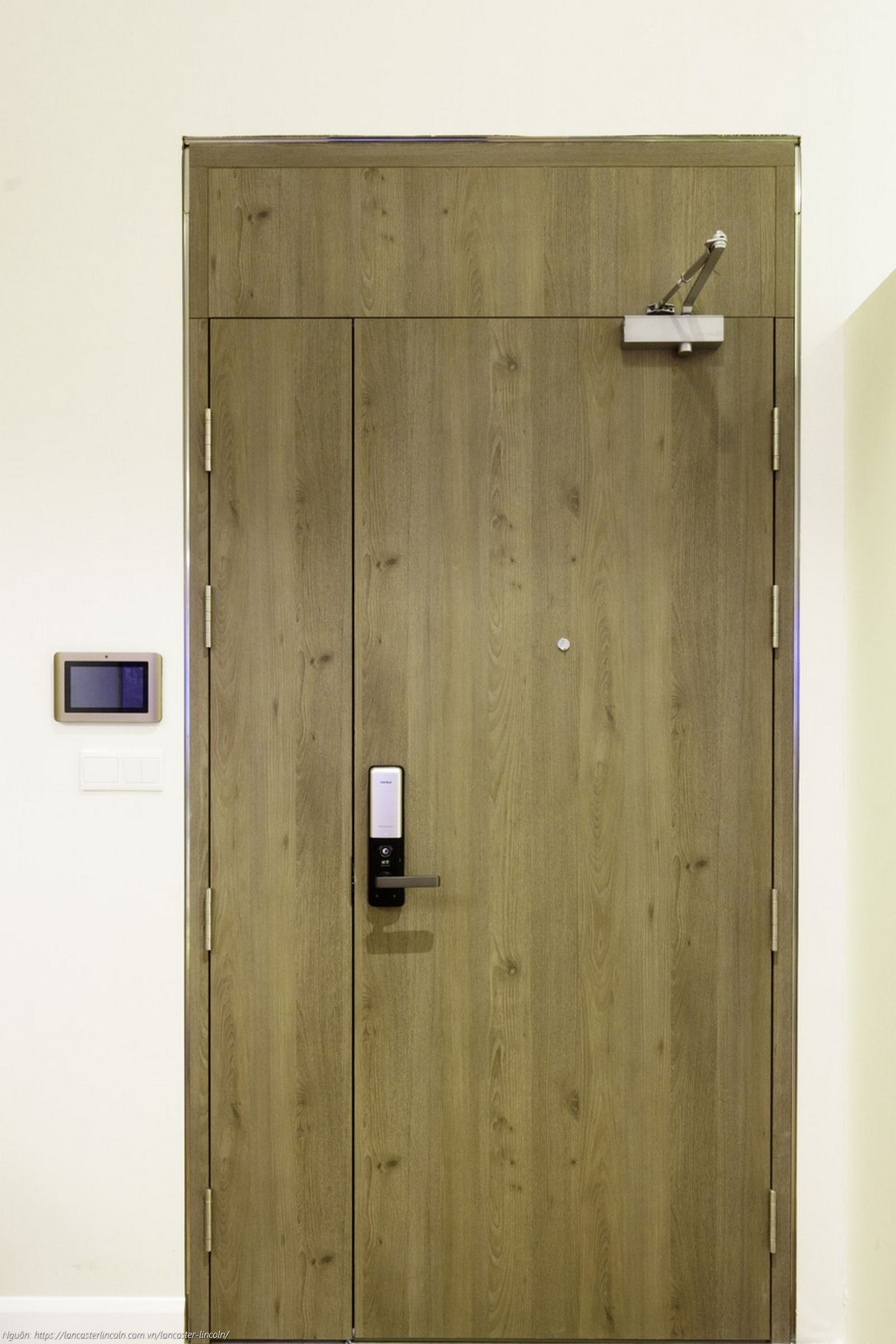 Nhà mẫu căn hộ góc 2PN 2WC diện tích 80.8m² Lancaster Lincoln Quận 4 - Cửa chính và khóa thông minh