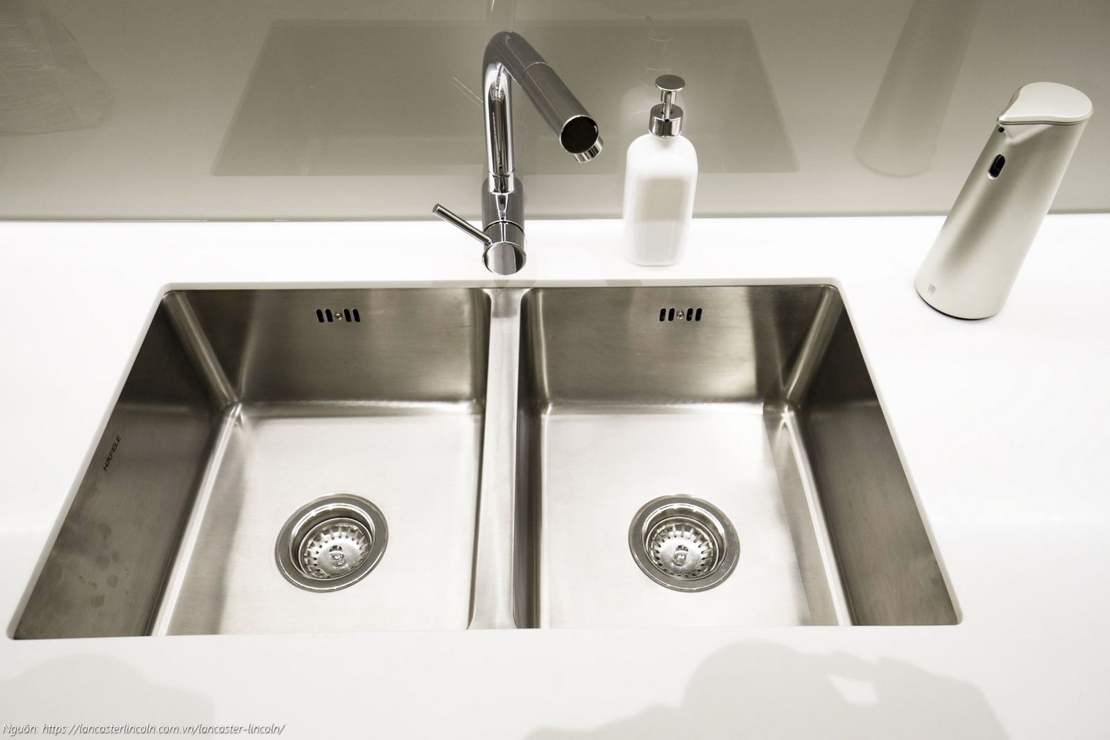 Nhà mẫu căn hộ góc 2PN 2WC diện tích 80.8m² Lancaster Lincoln Quận 4 - Bồn rửa chén khu vực bếp