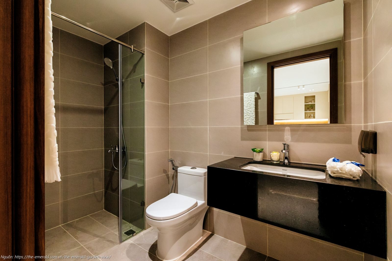 Nhà mẫu The Emerald Garden View: Nhà vệ sinh (WC) căn hộ 1PN diện tích 47m2 bàn giao thiết bị LIXIL (INAX) cao cấp